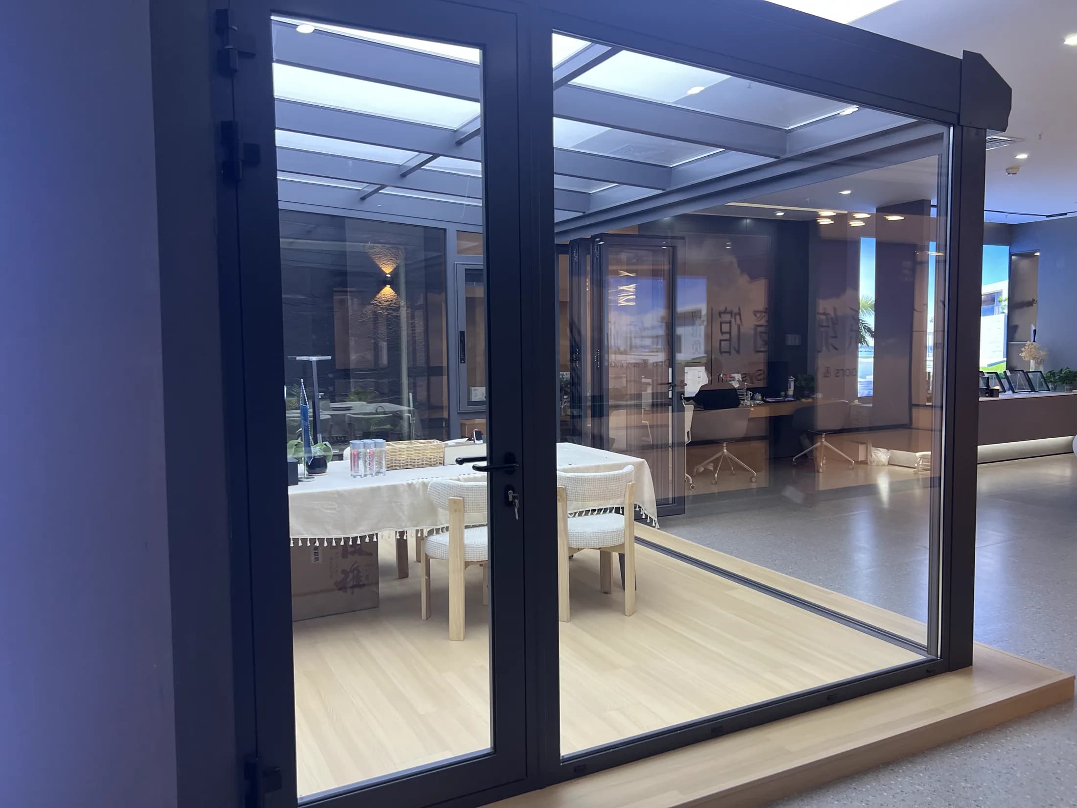 Full-size system display photographed at the Shanghai showroom.